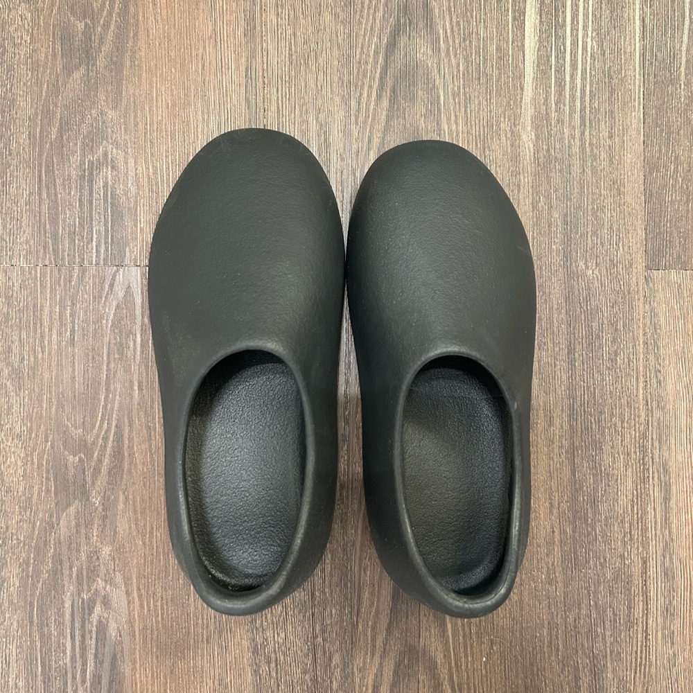 YZY YEEZY BLACK SLIP ON SHOES SIZE 4